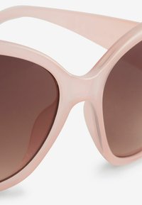 Next MIT ZIERAUSSCHNITTEN - Aurinkolasit - mottled pink