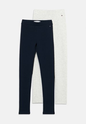 Twee paar slim-fit leggings, één marineblauw aan de voorkant en één lichtgrijs erachter, beide met kleine vlaglogo's bij de taille.