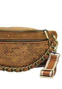 Sac en cuir tressé marron avec un dessus zippé, présentant un accent tressé vert, un matériel robuste et une bandoulière réglable avec une texture à motifs.