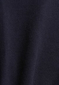 Tissu tricoté bleu marine avec une apparence texturée, présentant un motif à fines côtes. Texture lisse et douce. Convient pour une tenue décontractée.