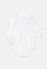 Balta ilgomis rankovėmis kūdikių bodysuit su užsegama apykakle ir surinktais rankogaliais. Apatinėje dalyje yra surinktas elastingas diržas, užtikrinantis tvirtą prigludimą.