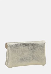 Metaliczna srebrna kopertówka o gładkiej, teksturowanej powierzchni, prostokątnym kształcie i zapinanym na klapkę designie, z subtelnymi, błyszczącymi detalami.