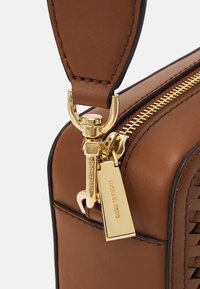 MICHAEL Michael Kors JET SET CAMERA BAG STRAP - Bandolera - luggage