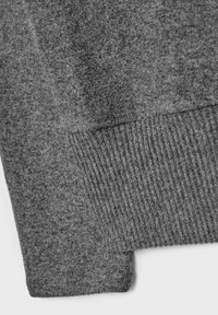 Szary wełniany sweter z detalami, o miękkiej teksturze, z prążkowanym wykończeniem u dołu, co zapewnia dopasowane uczucie. Materiał wydaje się gruby i ciepły.