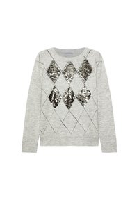 Szary sweter dzianinowy z dekoltem w serek, ozdobiony wzorem diamentu z srebrnych cekinów na środku. Długie rękawy z prążkowanymi mankietami.