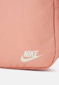Nike Sportswear HERITAGE CROSSBODY UNISEX - Soma ar siksnu pāri ķermenim - light madder root
