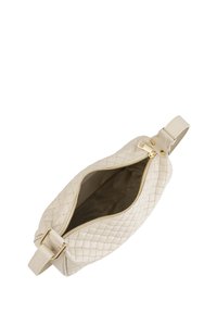 Vävd beige läderhandväska med ett guldzipper, med en rymlig insida och justerbar rem, som visar en strukturerad yta.