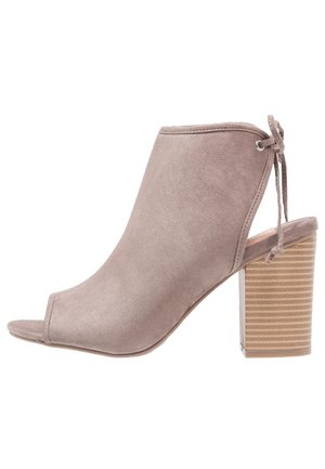 Dorothy Perkins Kotníkové sandály  - light brown