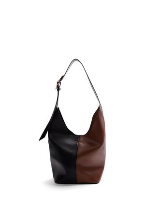 Borsa a tracolla in pelle bicolor nera e marrone con una singola tracolla e un piccolo logo del marchio in metallo al centro.