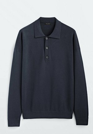 Mørkeblå langærmet strikket polo skjorte med krave og tre frontknapper, præsenteret mod en hvid baggrund.