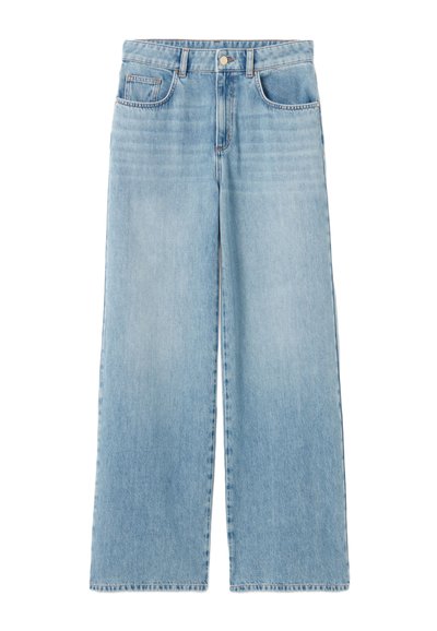 Jean bleu clair à jambes larges en denim, avec fermeture à bouton, cinq poches et ourlets nets avec des motifs de décoloration subtils.