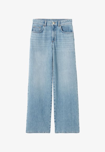 Jean bleu clair à jambes larges en denim, avec fermeture à bouton, cinq poches et ourlets nets avec des motifs de décoloration subtils.