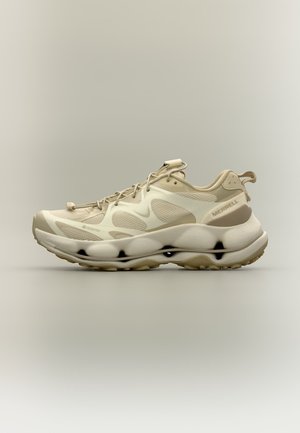 Licht beige en crèmekleurige Merrell sneaker met een gestructureerd mesh bovenwerk, een dikke zool met zwarte accenten en een trekkoord aan de hiel.