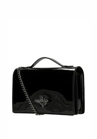 Černá lakovaná kožená kabelka se strukturovaným designem, vybavená horním uchem, odnímatelným řetízkovým popruhem a dekorativním emblémem včely na přední straně.