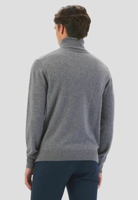 Maglione pullover grigio lavorato a maglia con collo alto, polsini e orlo a coste. Tessuto liscio, peso medio e silhouette aderente.