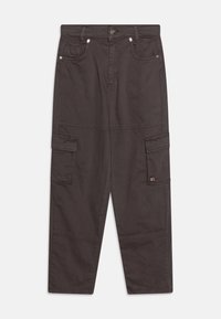 Pantalons cargo gris foncé en coton, dotés d'une fermeture à bouton, de poches avant, de poches cargo sur les côtés et de coutures visibles.