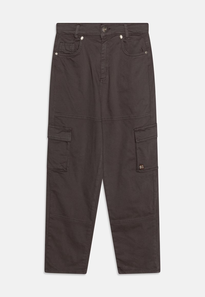 Pantalons cargo gris foncé en coton, dotés d'une fermeture à bouton, de poches avant, de poches cargo sur les côtés et de coutures visibles.