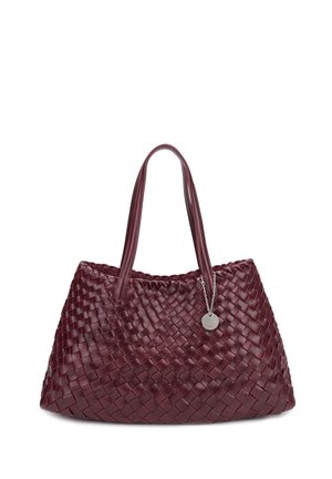 Grande borsa tote in pelle intrecciata color bordeaux con due spallacci e una piccola targhetta tonda in argento su una catena.