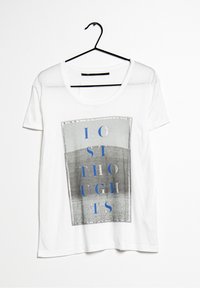 Biała koszulka z krótkim rękawem z prostokątnym nadrukiem graficznym, na którym znajduje się tekst "ZAGUBIONE MYŚLI" w niebieskim i srebrnym kolorze na szarym tle.