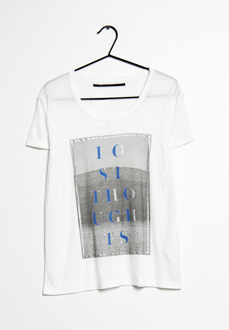 Biała koszulka z krótkim rękawem z prostokątnym nadrukiem graficznym, na którym znajduje się tekst "ZAGUBIONE MYŚLI" w niebieskim i srebrnym kolorze na szarym tle.