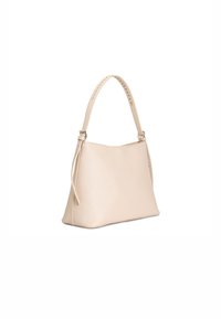 Beige syntetisk handväska med en böjd form, en enskild axelrem och en sidoknytning. Slät textur med minimal hårdvara.