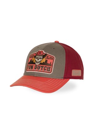 Casquette de baseball bicolore avec visière et arrière rouges, avant gris, avec un écusson représentant un crâne avec un chapeau de cowboy et texte "Von Dutch."