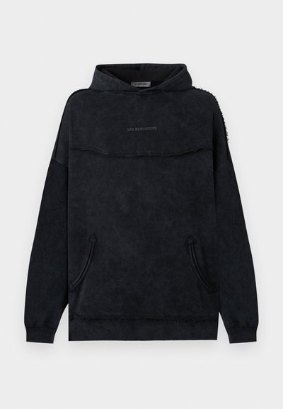 Schwarzer, ausgewaschener Kapuzenpullover mit langen Ärmeln, Fronttaschen, Kapuze und "LES BENJAMINS"-Schriftzug auf der Brust, mit sichtbaren Nahtdetails an Schulter und Saum.