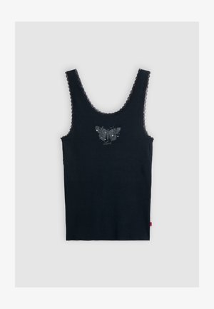 Svart ermeløs tanktopp med blonder på stroppene og en mørk sommerfugltrykk midt på brystet.