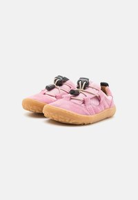 Rosa suedeskjorter med et strukturelt design, som har elastiske snørebånd og en gummisåle. Yttersålen har et mønstret grep for godt feste.