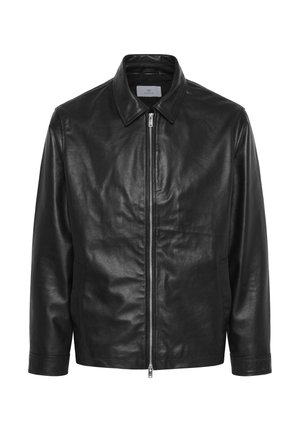 Chaqueta de cuero negro con cuello con solapa, cierre frontal de cremallera y dos bolsillos laterales. Presenta una textura suave y un ajuste ligeramente holgado.