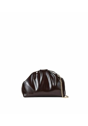 Bolso de mano de cuero negro suave con textura plisada y una cadena dorada como correa sobre fondo blanco.