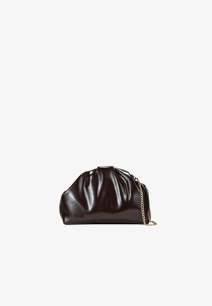 Bolso de mano de cuero negro suave con textura plisada y una cadena dorada como correa sobre fondo blanco.