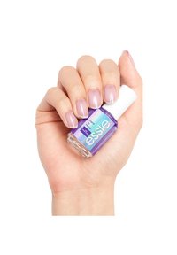 Vernis à ongles Essie dans un flacon en verre violet avec un capuchon blanc, tenu dans une main. Les ongles sont peints d'un rose doux et translucide.