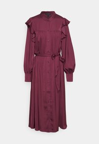 Dlouhé burgundské šaty s knoflíkovým zapínáním vpředu, volánkovými ramínky a odpovídajícím páskem v pase, vyrobené z hladkého materiálu s mírným leskem.