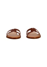 Sandali piatti marroni con punta aperta, caratterizzati da un design a strisce intrecciate e una texture di pelle liscia. Le solette di un beige chiaro completano lo stile.
