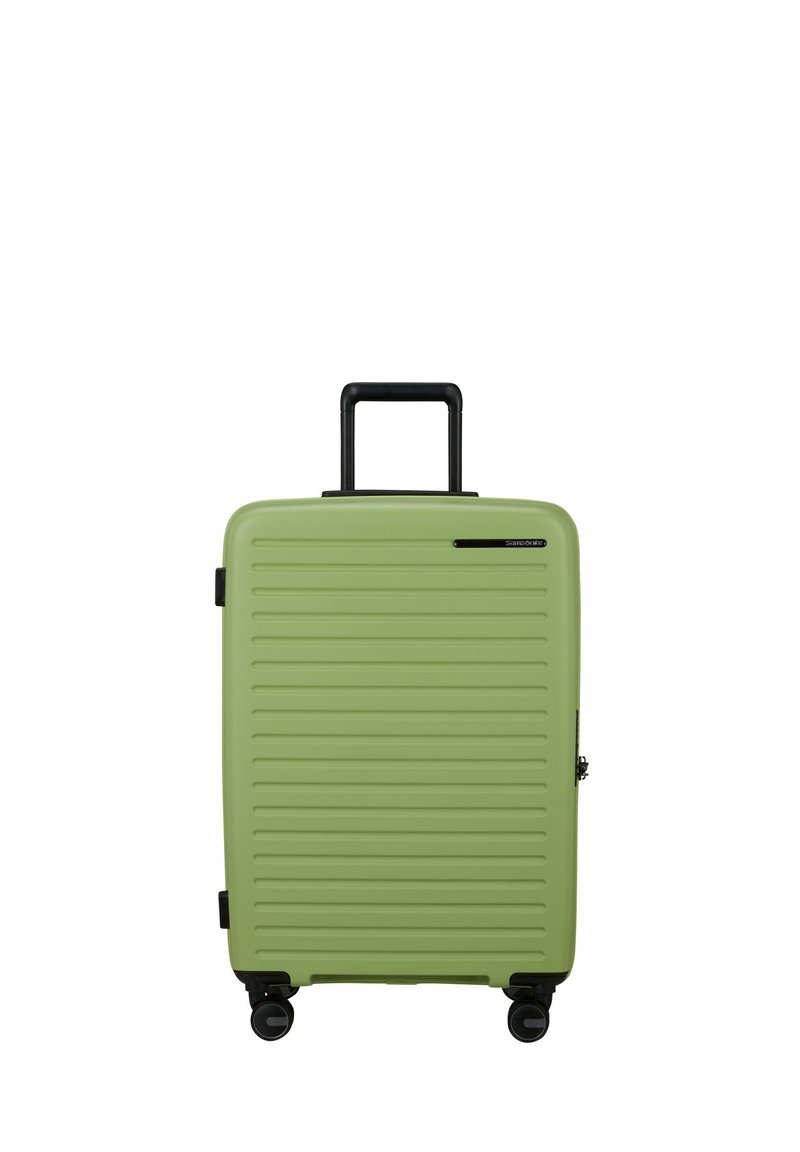 Grüner Hartschalenkoffer mit horizontalen Rillen, schwarzem ausziehbarem Griff und vier schwarzen Spinner-Rädern.