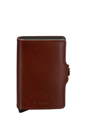 Braune Lederbrieftasche mit abgenähten Kanten und Metallknopfverschluss, kompaktes Design für sichere Kartenaufbewahrung.