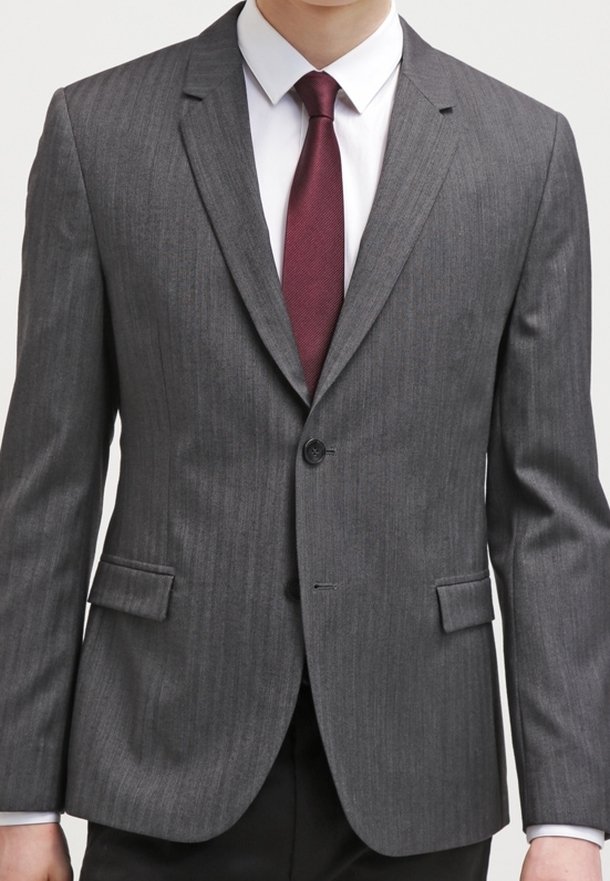 Grau gestreifter Blazer mit zwei Fronttaschen, einreihigem Knopfverschluss, Reverskragen und taillierter Passform, getragen über einem weißen Hemd und einer burgunderroten Krawatte.