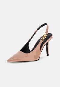 Scarpe con tacco alto slingback open-toe in vernice nuda lucida, punta affusolata, sottile tacco nero e dettagli in oro.