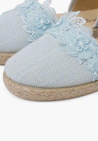 Espadrilla blu chiaro con tomaia in tessuto texturizzato, adornata con sottomarini in pizzo floreale e una suola in corda di juta naturale.