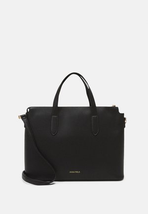 Borsa nera in materiale sintetico con due manici superiori e una tracolla removibile. Presenta un accento in oro con il logo e una texture liscia.