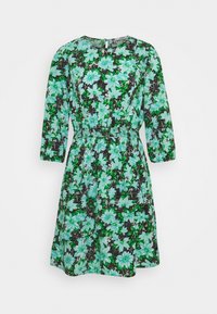 Vestido floral con mangas tres cuartos, con un fondo negro y grandes flores turquesas y verdes. Cintura elástica y escote redondo.