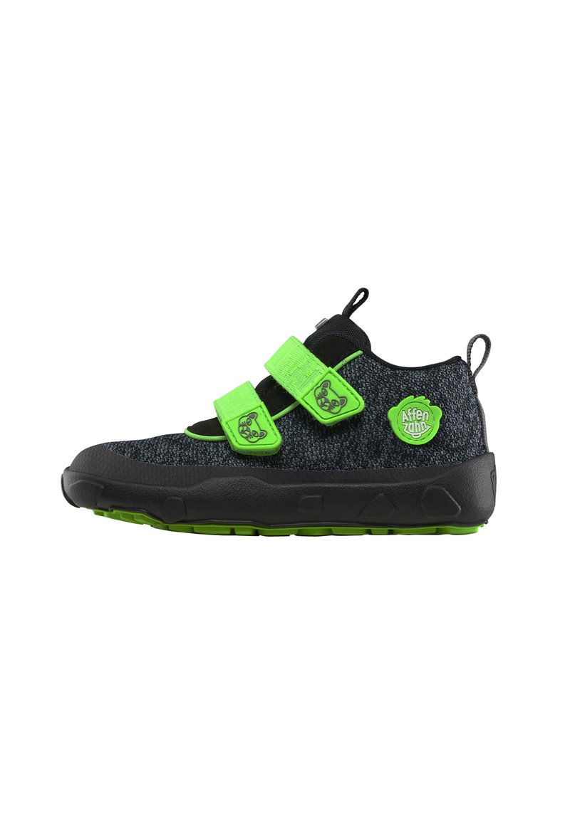 Zwarte en groene sportieve schoenen met klittenbandsluitingen, textielstof, gedurfde groene accenten en een stevige rubberen zool. Geschikt voor actieve kleding.