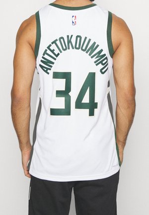 Person trägt ein weißes Milwaukee Bucks Basketballtrikot mit „Antetokounmpo“ und der Nummer 34 in Dunkelgrün auf dem Rücken.