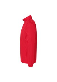 Rote wasserdichte Jacke mit einem Standardkragen, langen Ärmeln mit elastischen Bündchen und Seitentaschen. Glatte Textur und schlankes Design.