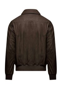 Giubbotto bomber in pelle marrone con una texture liscia, polsini e vita a coste. Presenta un colletto classico e dettagli di cucitura puliti.