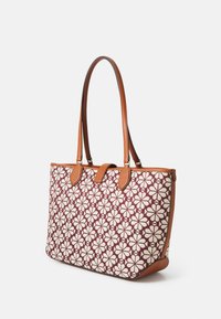 Tote-Bag aus burgunderfarbenem Stoff mit weißen floralen Mustern. Braune Lederdetails und Griffe, strukturierte rechteckige Form.