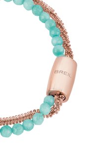 Pulsera de oro rosa con cuentas de turquesa clara y un diseño de cadena en espiral, con un cierre pulido de oro rosa grabado con "BREIL."