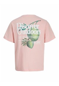 Ružová košeľa s krátkym rukávom s grafikou zeleného ovocného konára a bielym textom "Discover Outdoors" a menšími popisnými frázami na chrbte.