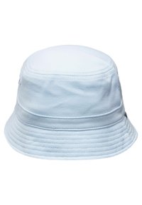 Cappello a secchiello blu chiaro realizzato in tessuto testurizzato, con una parte superiore rotonda e una larga visiera, decorato con dettagli di cucitura e un piccolo tag con logo.